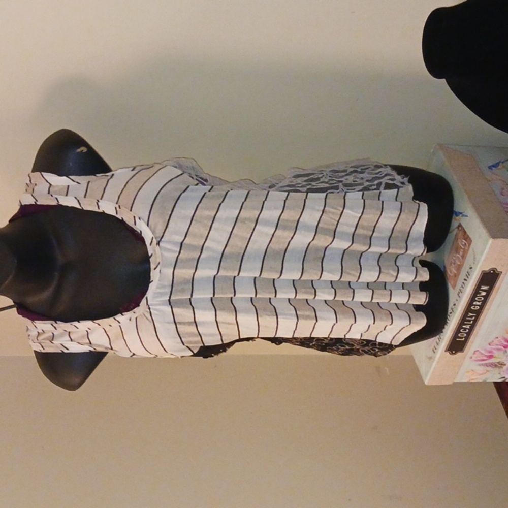 NWT!Super cute!50% rayon,50% Poly,contrast ,100% silk! Sleeveless Women's Top